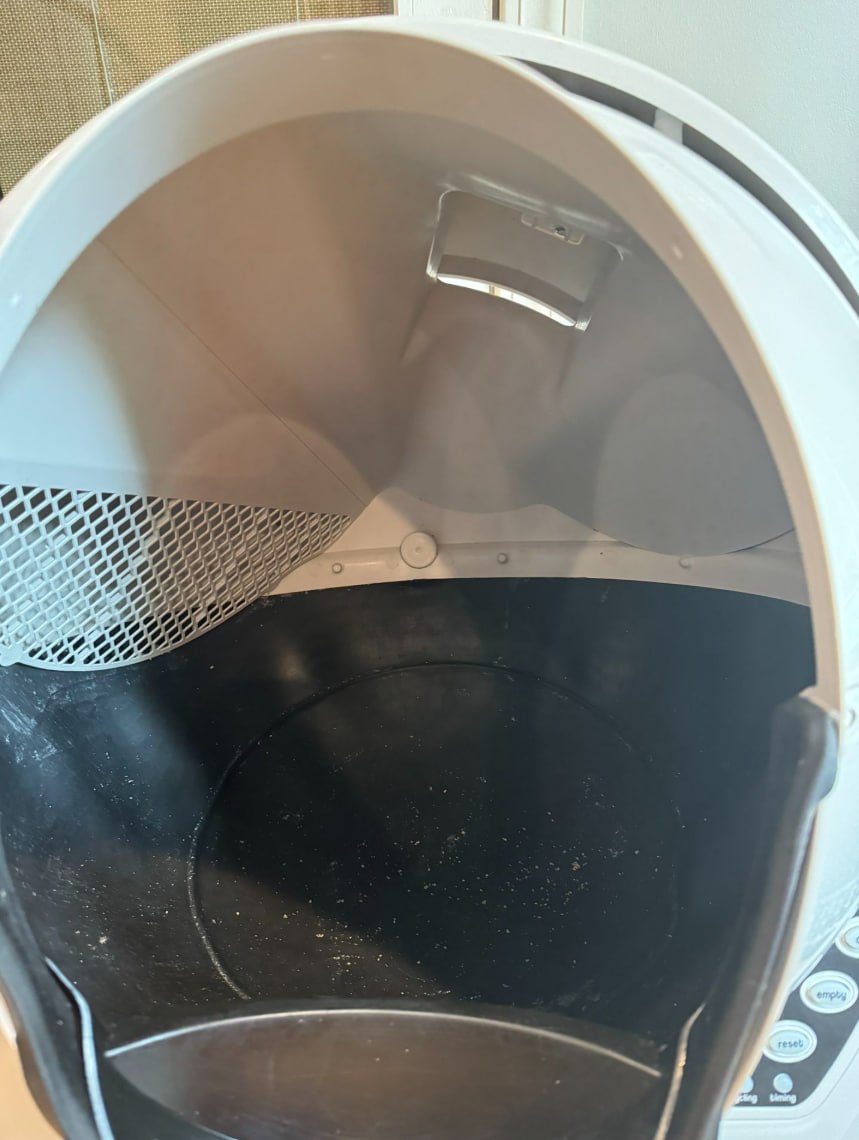Smart self-cleaning cat litter box