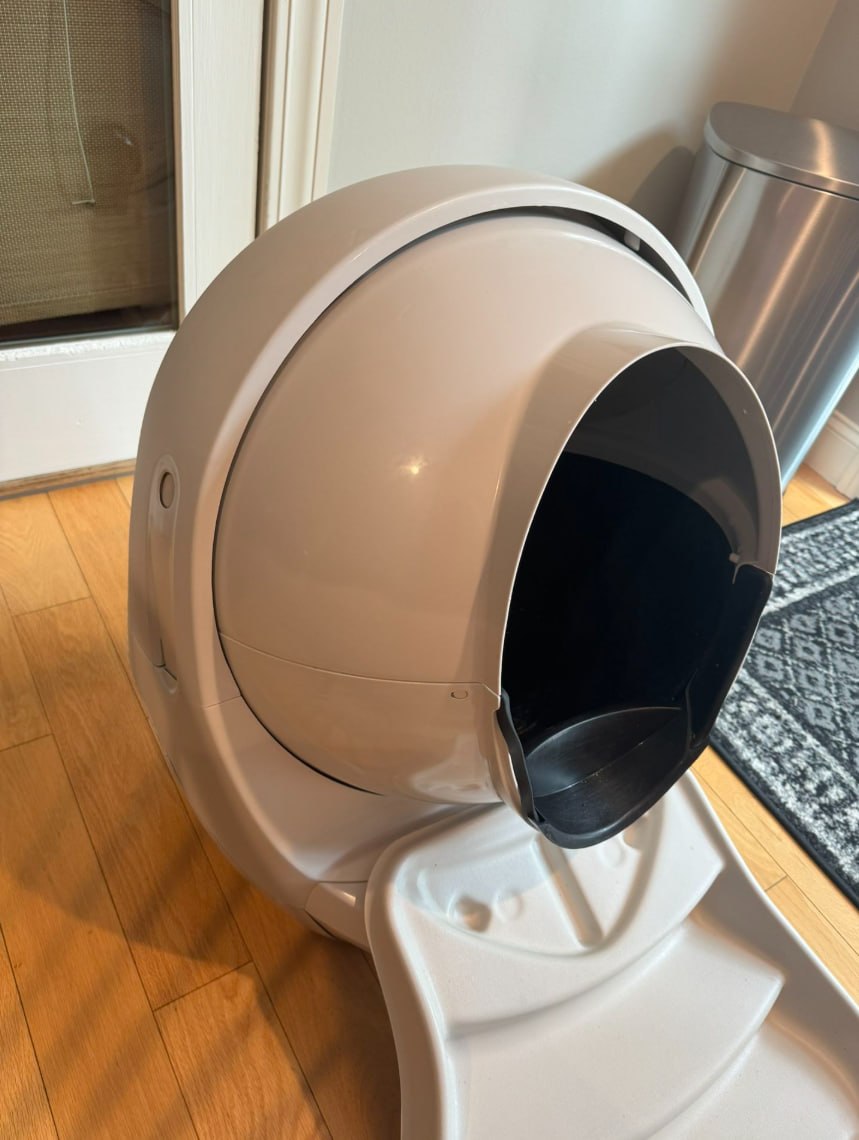 Smart self-cleaning cat litter box