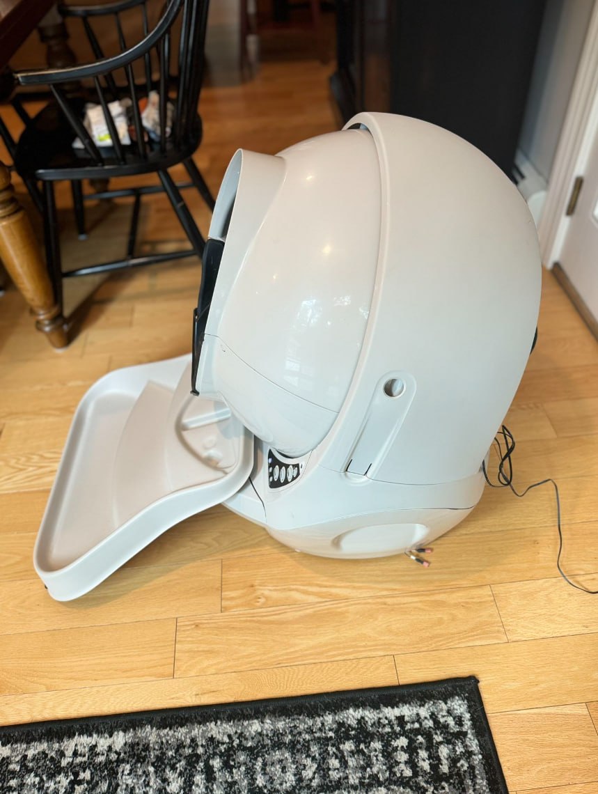 Smart self-cleaning cat litter box